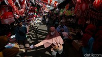 Sejumlah warga berbelanja pernak-pernik kemerdekaan di kawasan Pasar Mester Jatinegara, Jakarta Timur, Minggu (14/8/2022).