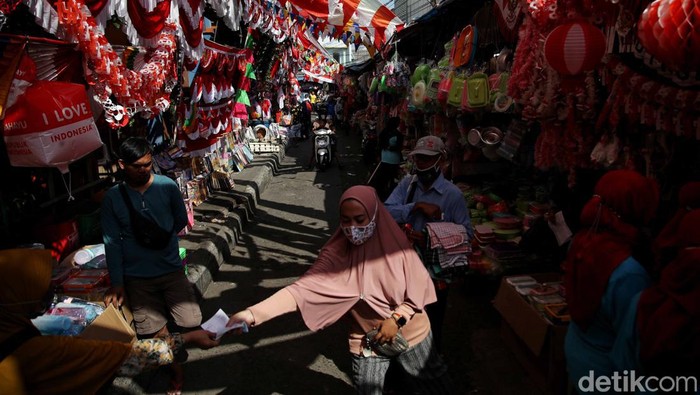 Menjelang HUT ke-77 RI, penjualan bendera hingga pernak-pernik mulai marak. Salah satunya di Pasar Mester Jatinegara yang ramai dikunjungi pembeli, Minggu, 14/8/2022.