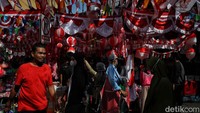 Begini suasana Pasar Mester yang dipenuhi dengan nuansa merah putih dan ramai pembeli.