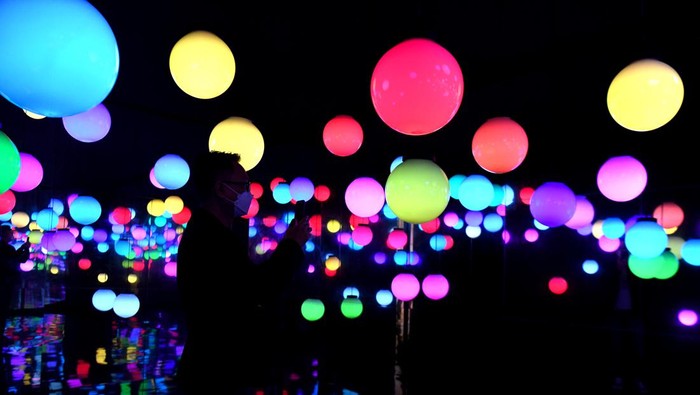 Pengunjung memotret instalasi seni dari kreator intellectual property (IP)yang dipamerkan pada Pop Art Jakarta di Senayan Park, Jakarta, Jumat (12/8/2022). Pop Art Jakarta yang menghadirkan seni instalasi dari para kreator IP itu digelar pada 12 Agustus hingga 4 September 2022  dengan mengusung tema Collecting Moments and Happiness. ANTARA FOTO/Hafidz Mubarak A/rwa.