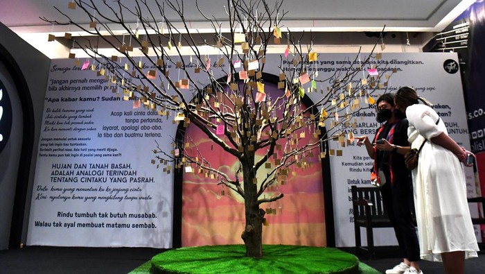 Berkunjung ke Pameran Seni Instalasi Pop Art Jakarta Pengunjung memotret instalasi seni dari kreator intellectual property (IP)yang dipamerkan pada Pop Art Jakarta di Senayan Park, Jakarta, Jumat (12/8/2022). Pop Art Jakarta yang menghadirkan seni instalasi dari para kreator IP itu digelar pada 12 Agustus hingga 4 September 2022 dengan mengusung tema Collecting Moments and Happiness. ANTARA FOTO/Hafidz Mubarak A/rwa.