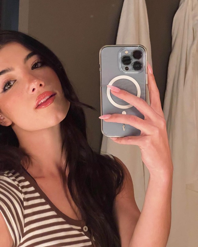 TikTok bukan lagi sekadar aplikasi yang menampilkan para remaja mengikuti tren dance atau lipsync. Para kreatornya kini bisa mendulang banyak uang dengan membuat konten yang mengundang banyak like dan follower. Salah satu TikToker paling populer adalah Charli DAmelio.Foto: Instagram @charlidamelio