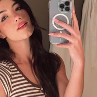 TikTok bukan lagi sekadar aplikasi yang menampilkan para remaja mengikuti tren dance atau lipsync. Para kreatornya kini bisa mendulang banyak uang dengan membuat konten yang mengundang banyak like dan follower. Salah satu TikToker paling populer adalah Charli DAmelio.Foto: Instagram @charlidamelio