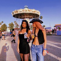 Charli DAmelio memang tak ragu mengembangkan popularitasnya. Sejauh ini, ia sudah mengeluarkan koleksi makeup, cat kuku, hingga jadi pembawa acara podcast bersama adiknya, Dixie.Foto: Instagram @charlidamelio