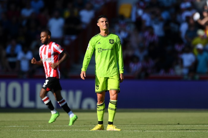 BRENTFORD, ENGLAND - AUGUST 13: Cristiano Ronaldo of Manchester United looks dejected during the Premier League match between Brentford FC and Manchester United at Brentford Community Stadium on August 13, 2022 in Brentford, England. (Photo by Shaun Botterill/Getty Images)