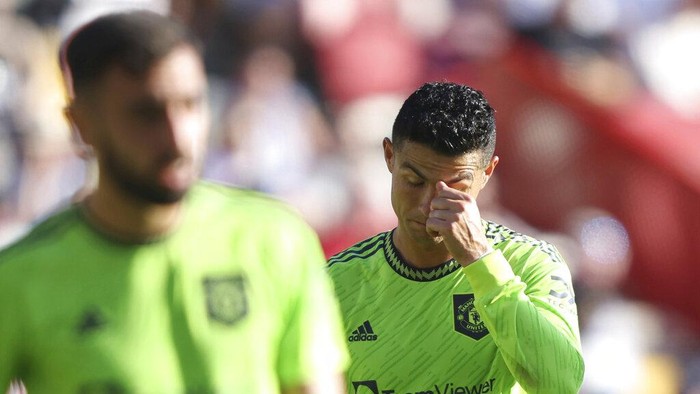 Manchester Uniteds Cristiano Ronaldo right reacts as his team lose another goal to Brentford during the English Premier League soccer match between Brentford and Manchester United at the Gtech Community Stadium in London, Saturday, Aug. 13, 2022. (AP Photo/Ian Walton)
