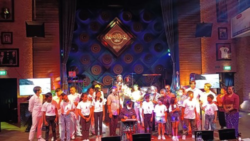 Desainer Lenny Hartono merilis single berjudul Jangan Pernah Menyerah, di Kuta, Badung, Bali, Sabtu (13/8/2022).