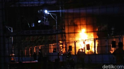 Detik-detik Mobil Hias Parade Jakarnaval Terbakar