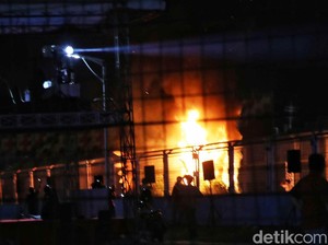 Kronologi Terbakarnya Mobil Hias Jakarnaval