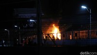 Api kemudian membakar seluruh mobil tepat setelah pembawa acara menutup acara parade. Api berhasil dipadamkan oleh petugas menggunakan APAR dalam waktu cepat.