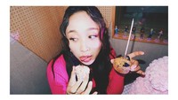 Tak hanya pose cantiknya, tapi Dita juga mengunggah pose lucu dengan dua cupcake di genggamannya. Foto: Instagram & YouTube Secret Number