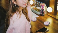 Dita Karang diketahui idol wanita pertama yang berasal dari Indonesia. Meski berasal dari negara lain, Dita juga populer di Korea. Foto: Instagram & YouTube Secret Number