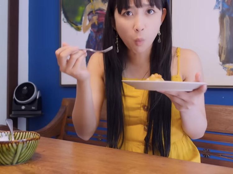 10 Momen Dita Karang Makan Kue Lupis dan Ngopi di Bali