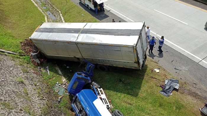 Dua truk yang terlibat kecelakaan di Tol Semarang-Solo, Tengaran, Kabupaten Semarang, Minggu (14/8/2022).