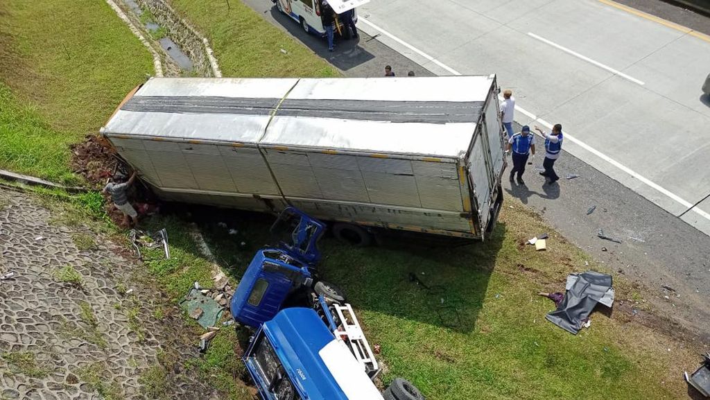 Kecelakaan 2 Truk di Tol Semarang-Solo Tengaran, 2 Orang Tewas