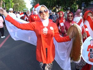 Emak-emak di Solo Meriahkan Parade Kebaya