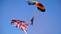 Angkatan Darat Lightning Bolts (REME) mengibarkan bendera inggris diatas udara menggunakan parasut di Bristol International Balloon Fiesta di Ashton Court Estate, pada Kamis (11/8/2022) di Bristol, Inggris.