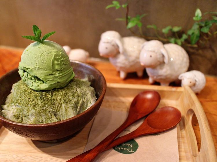 Gemas! Di Kafe Mungil Ini Bisa Makan Waffle Ditemani Domba Lucu