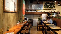 Bagian dalam ruangan kafe didekorasi dengan hiasan domba mulai dari pajangan hingga lukisan, pesawat, juga mainan bentuk domba. Foto: Pool/Site