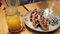 Kafe ini terkenal dengan waffle-nya yang memiliki tekstur renyah di luar dan lembut di dalam. Makin enak disajikan dengan es krim dan whipped cream. Foto: Pool/Site