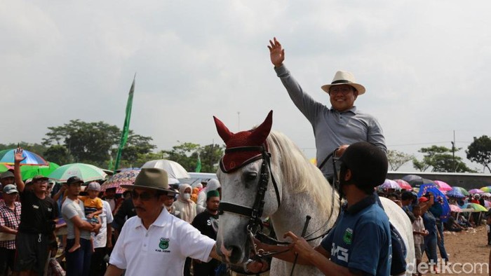 Gus Muhaimin naik kuda saat menghadiri Lomba Pacuan Kuda Piala Gus Muhaimin di Kediri