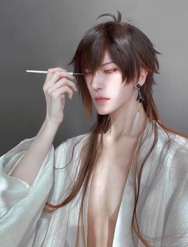 Hakken sering dipuji karena bakatnya menyulap diri menjadi beragam karakter seperti Naruto, Jujutsu Kaisen, Haikyuu, Attack on Titan, dan lainnya. Karakter tersebut kebanyakan pria, padahal ia belakangan diketahui berjenis kelamin pria. (Foto: Instagram/@_hakkencoser_)