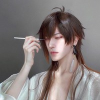 Hakken sering dipuji karena bakatnya menyulap diri menjadi beragam karakter seperti Naruto, Jujutsu Kaisen, Haikyuu, Attack on Titan, dan lainnya. Karakter tersebut kebanyakan pria, padahal ia belakangan diketahui berjenis kelamin pria. (Foto: Instagram/@_hakkencoser_)