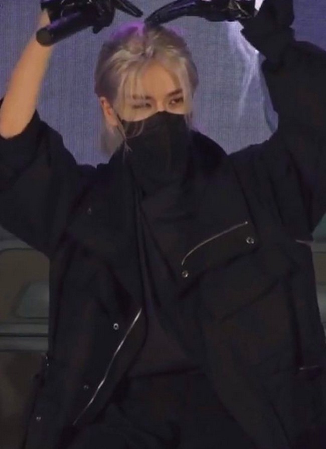 Ia mengenakan oversized outerwear hitam yang dipadu dengan sarung tangan kulit senada. Thank you Jakarta♥️✨ In Zeke inspired look today, katanya merujuk pada Zeke, sebutan untuk pilot pesawat tempur Jepang era Perang Dunia II. (Foto: Instagram/@_hakkencoser_)