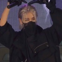 Ia mengenakan oversized outerwear hitam yang dipadu dengan sarung tangan kulit senada. Thank you Jakarta♥️✨ In Zeke inspired look today, katanya merujuk pada Zeke, sebutan untuk pilot pesawat tempur Jepang era Perang Dunia II. (Foto: Instagram/@_hakkencoser_)