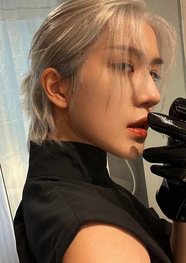 Di unggahan terbarunya di Instagram, Hakken Ryou memamerkan beberapa foto penampilannya saat acara tersebut. Tampak baju serba hitam menjadi andalan cosplayer kelahiran 7 November 1998 itu. (Foto: Instagram/@_hakkencoser_)