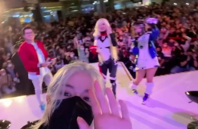 Ia juga menyertakan sebuah video yang memperlihatkan kehebohan saat jumpa fans di Jakarta. Tampak Hakken melambai ke arah kamera dengan latar belakang penonton yang membludak. (Foto: Instagram/@_hakkencoser_)