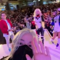 Ia juga menyertakan sebuah video yang memperlihatkan kehebohan saat jumpa fans di Jakarta. Tampak Hakken melambai ke arah kamera dengan latar belakang penonton yang membludak. (Foto: Instagram/@_hakkencoser_)