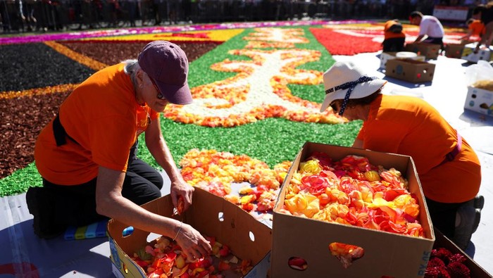 A view shows a 1,680 square meters flower carpet made with Belgian begonias, dahlias, grasses, barks and chrysanthemums at Brussels Grand Place, Belgium, August 12, 2022. REUTERS/Johanna Geron