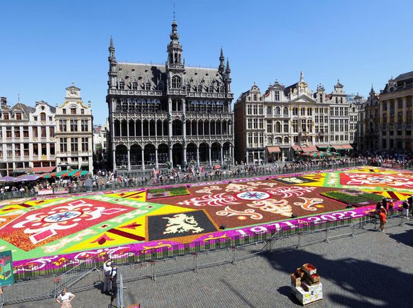 Hamparan Bunga Hiasi Grand Place Belgia, Indah Banget!
