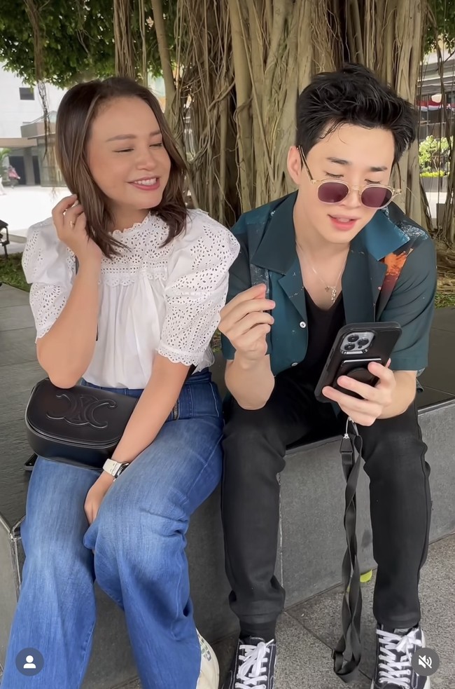 Di luar dugaan penggemar, Henry dan Rossa juga berduet menyanyikan lagu Terlalu Cinta. Mantan personel Super Junior itu pun menuai pujian karena fasih bernyanyi dalam Bahasa Indonesia. Foto: Instagram