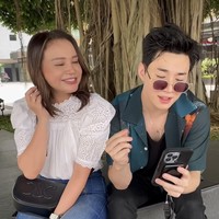 Di luar dugaan penggemar, Henry dan Rossa juga berduet menyanyikan lagu Terlalu Cinta. Mantan personel Super Junior itu pun menuai pujian karena fasih bernyanyi dalam Bahasa Indonesia. Foto: Instagram