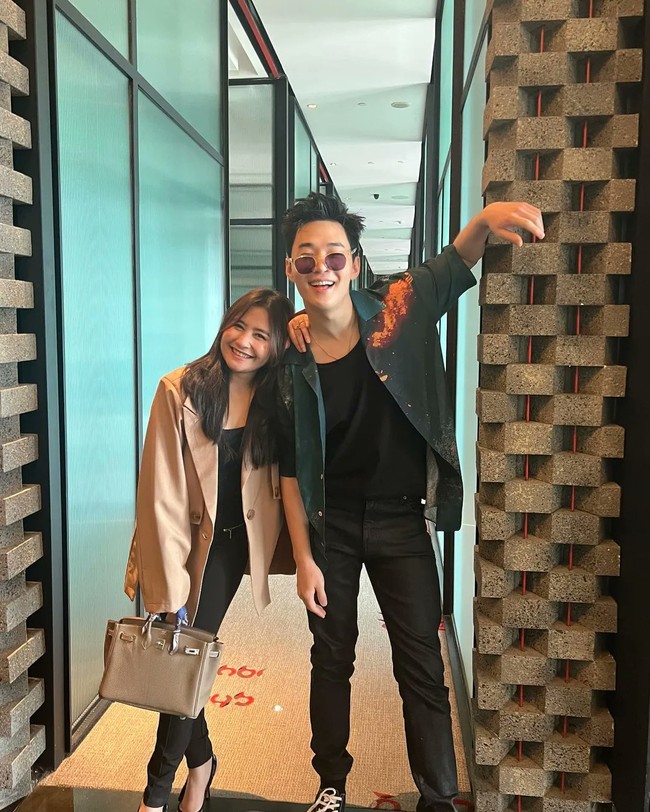 Penyanyi 32 tahun itu pun mengunggah potret manis saat Prilly Latuconsina bersandar di bahunya. coffee and tea!!! with somebodyyyyyyyeeee named prillyyyyyyyyyyy,” tulis Henry sebagai caption. Foto: Instagram