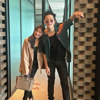 Penyanyi 32 tahun itu pun mengunggah potret manis saat Prilly Latuconsina bersandar di bahunya. coffee and tea!!! with somebodyyyyyyyeeee named prillyyyyyyyyyyy,” tulis Henry sebagai caption. Foto: Instagram