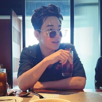 Henry Lau eks Super Junior mengejutkan penggemar saat muncul dalam unggahan Instagram Stories Prilly Latuconsina. Keduanya terlihat akrab saat sarapan bersama, Sabtu (13/8/2022) kemarin. Foto: Instagram