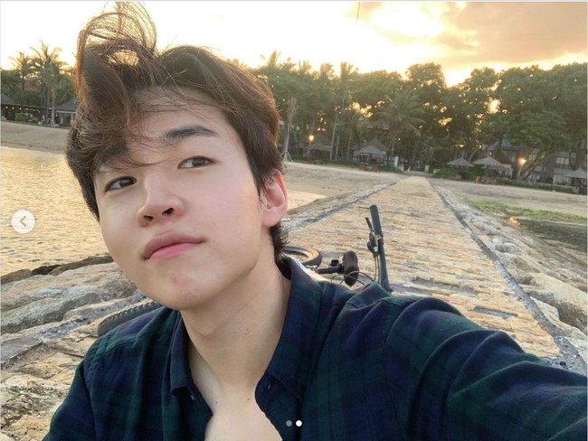 Dalam postingan terbarunya hari ini, Minggu (14/8/2022), Henry menikmati makan siang di Cork & Screw Country Club. Dia terakhir kali datang ke Indonesia pada 2020 saat liburan ke Bali. Foto: Instagram