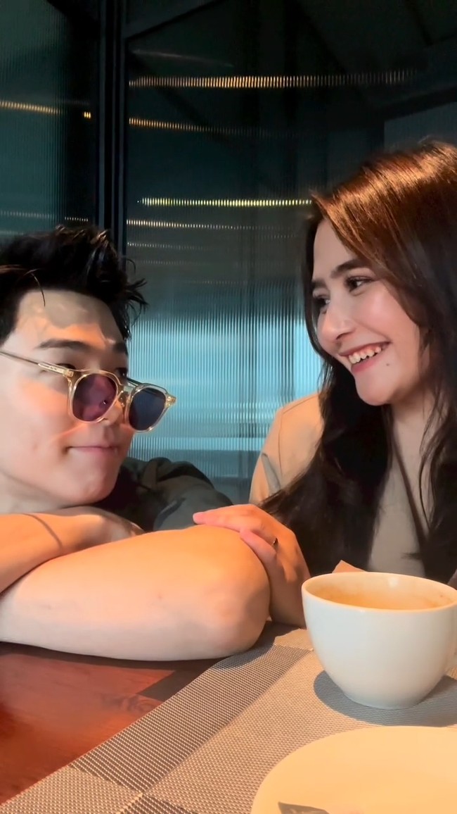 Penggemar semakin baper setelah melihat Henry bertanya, “Prilly, mau jadi jodohku?” Foto: Instagram