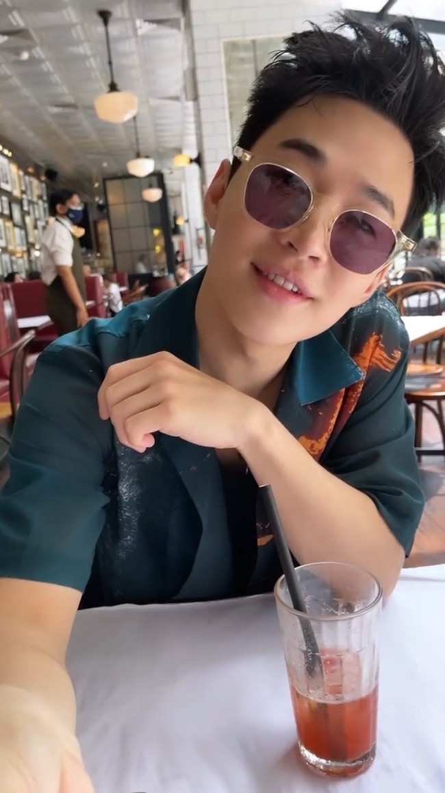 Henry kemudian muncul dalam unggahan Instagram Stories Rossa saat makan siang. Namun netizen justru salah fokus dengan tangan Rossa yang gemetar sebelum dipegangnya. Foto: Instagram