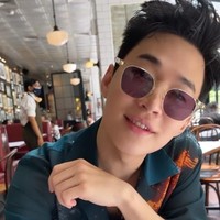 Henry kemudian muncul dalam unggahan Instagram Stories Rossa saat makan siang. Namun netizen justru salah fokus dengan tangan Rossa yang gemetar sebelum dipegangnya. Foto: Instagram