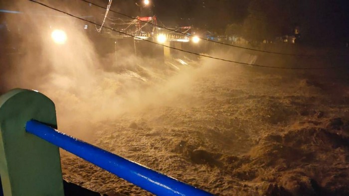 Hujan deras yang melanda kawasan Puncak Bogor mengakibatkan debit air Sungai Ciliwung meningkat malam ini. Tinggi Muka Air (TMA) di Bendung Katulampa Bogor mencapai 170 centimeter pada pukul 17.50 WIB. Petugas Bendung Katulampa mengeluarkan status siaga 2. (Muchamad Sholihin)