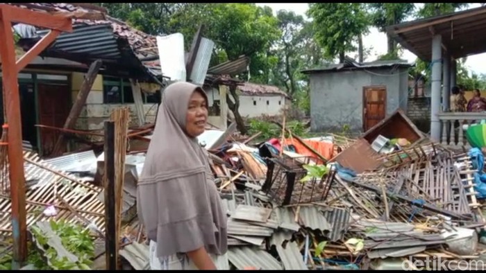 Hujan disertai angin kencang di Bangkalan porak-porandakan rumah dan gudang