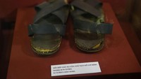 Penampakan sandal karet mantan presiden Ho Chi Minh di dalam museum Ho Chi Minh di Hanoi. Salah satu bukti sejarah sandal karet bekas ban truk militer itu.