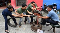 Pekerja memotong ban truk karet di luar sebuah bengkel di Hanoi. Nguyen Duc Truong membuat sandal karet di sebuah toko di Hanoi. Kini, alas kaki dari ban bekas truk itu dibuat dengan model yang lebih modis. Tetapi, model lawas tetap yang paling laris.
