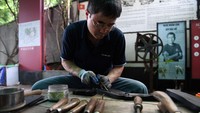 Di ibu kota Hanoi yang ramai, semua jenis sepatu dijual. Mulai dari sepatu high heels Gucci seharga Rp 14 juta hingga sandal plastik seharga Rp 30.000.