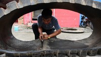Terbuat dari ban truk militer atau ban pesawat daur ulang, sandal karet buatan tangan Vietnam, alas kaki Viet Cong yang terkenal kokoh telah menempuh jarak yang sangat jauh selama beberapa dekade. Belakangan, selama Perang Vietnam, alas kaki yang sederhana namun kokoh menjadi simbol kecerdikan pasukan komunis Viet Cong dalam perjuangan mereka melawan kekuatan militer Amerika Serikat (AS).