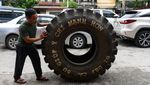 Ini Sandal Unik Vietnam yang Terbuat dari Barang Bekas Perang Dunia